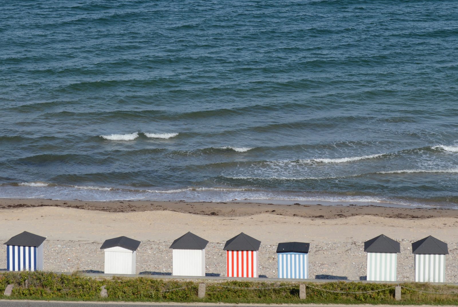 Stribede badehuse på stranden ved Vejby Strand