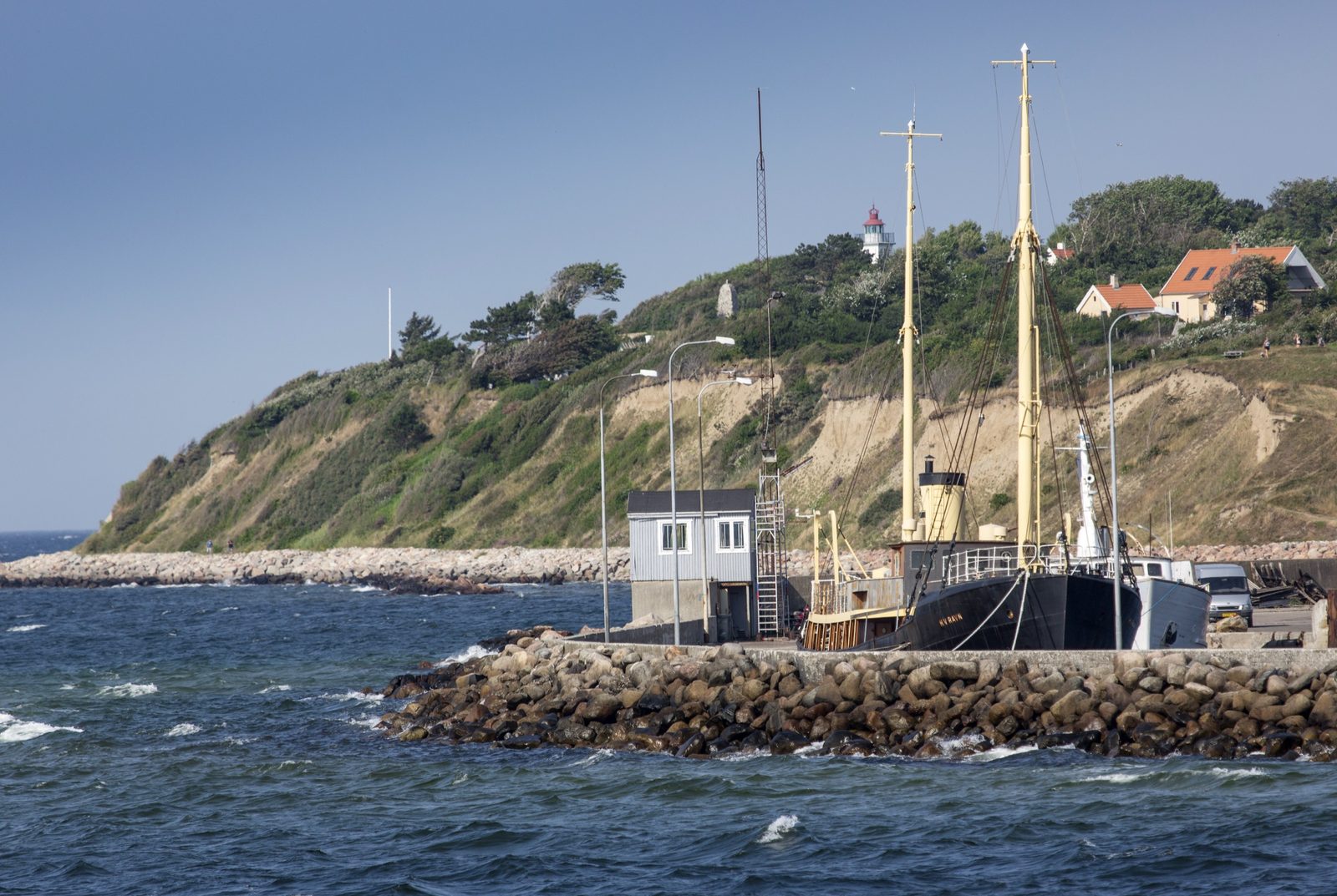 Hundested Havn med Spodsbjerg Fyr på skrænten