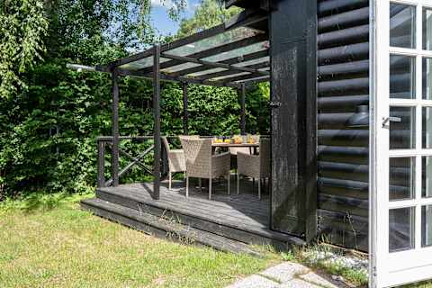 Covered Terrace for Outdoor Living
Enjoy long summer dinners, your morning coffee, or a glass of wine on the beautiful covered terrace, surrounded by peaceful greenery and fresh sea air.