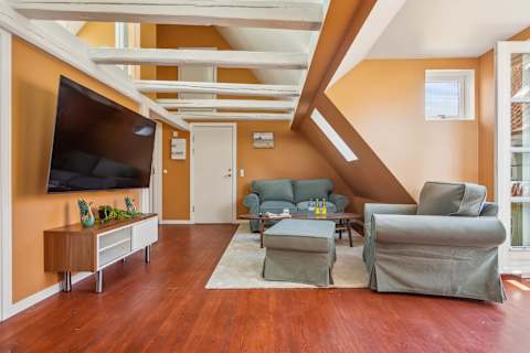 Bright and Cozy Living Room With Balcony Acces + XXL Flat screen