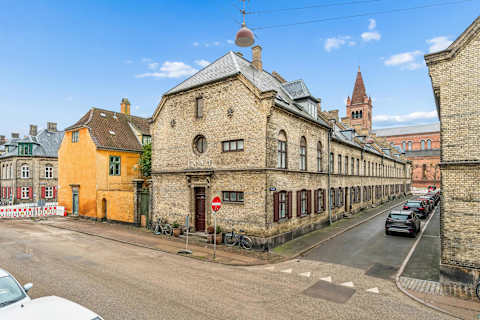 Located in a classic villa-style building, the apartment provides a calm and residential feel — a rare find in such a central location.