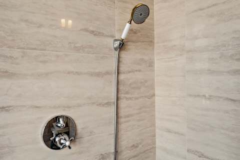 “High-end bathroom with elegant design, premium finishes, and a fresh, modern feel.