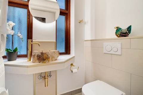 Additional High End guest toilet featuring a washer and dryer — practical and convenient, especially for longer stays and families.