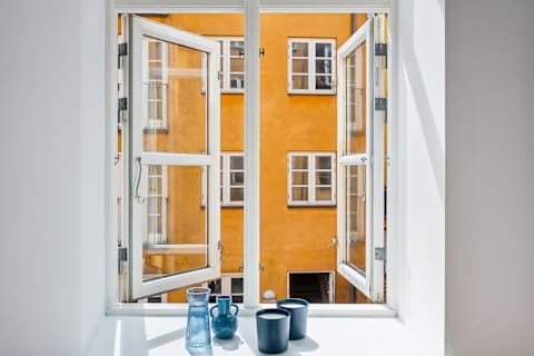 Enjoy your morning coffee in the sunny window nook overlooking the charming and peaceful courtyard — a true Copenhagen moment of calm in the heart of the city