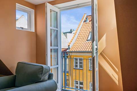 Bright and Cozy Living Room With Balcony Acces + XXL Flat screen