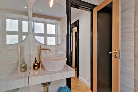 “High-end bathroom with elegant design, premium finishes, and a fresh, modern feel.