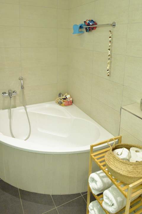 🛁 Family Bathroom with Bathtub
Large and bright bathroom featuring a full-size bathtub—perfect for relaxing after skiing, hiking, or mountain adventures.