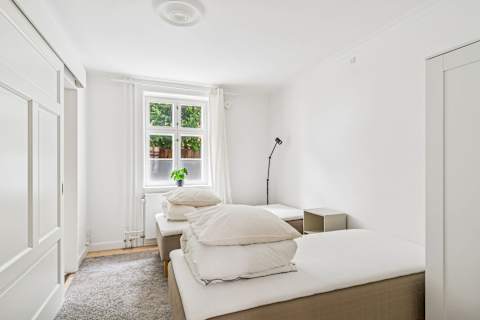Bright bedroom with two single beds — ideal for friends, children, or flexible sleeping arrangements.