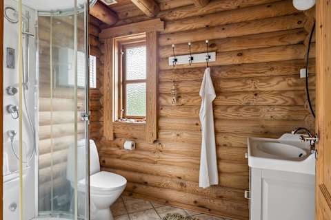 Bright & Inviting Bathroom
Fresh, bright, and thoughtfully designed, the bathroom features a spacious walk-in shower, toilet, and vanity. The perfect place to unwind and refresh after a day exploring the beautiful countryside around Præstø Fjord.