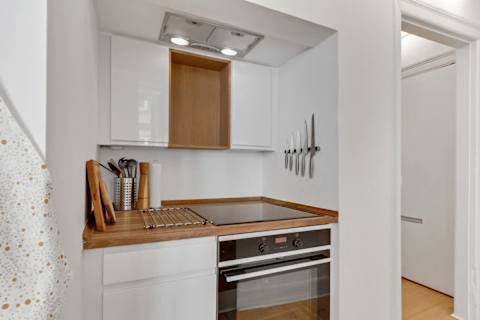 Bright and functional kitchen with everything you need for cooking at home. Clean design, modern appliances and plenty of space to prepare meals and enjoy a relaxed stay.