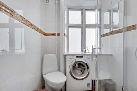 Neat and well-kept bathroom with a clean, modern feel. Practical layout with everything needed for a comfortable stay.