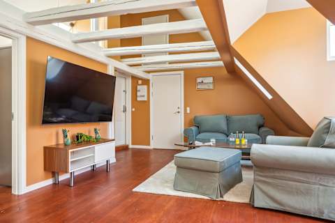 Bright and Cozy Living Room With Balcony Acces + XXL Flat screen