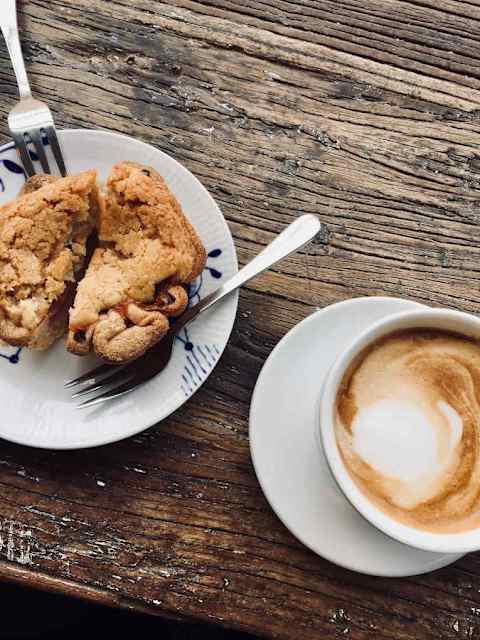 🥐 Bagt – Hornbæk
A charming bakery on Hornbæk’s main street, filled with the scent of freshly baked Danish pastries and warm bread — a local tip from us: ask for the “Moffe” bread.