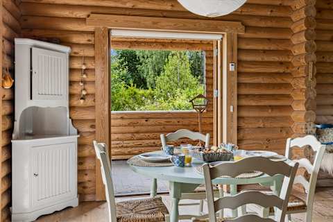 Dining Together
A bright and welcoming dining space where family and friends can gather for memorable meals.