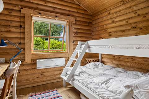 🛏️ Family Bedroom

Family Bedroom with Bunk Bed
Perfect for children or small families, this room features a bunk bed with a 90 cm mattress on the upper bunk and a 140 cm mattress on the lower bunk, comfortably accommodating both children and adults