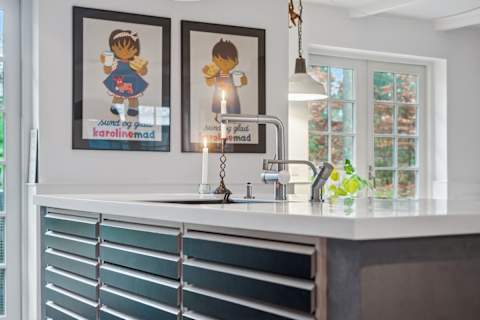 A cozy kitchen centered around the island and bar stools, designed for togetherness, good food and unhurried moments.