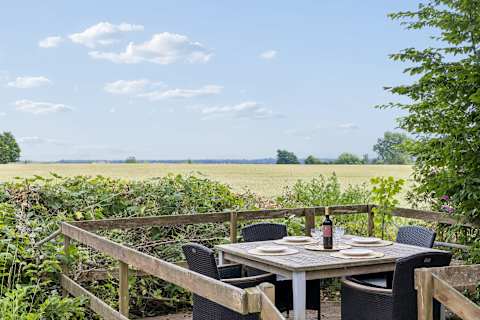🌿 Peace, Nature & Good Company
Share great food, good conversations, and beautiful countryside views from your private terrace.