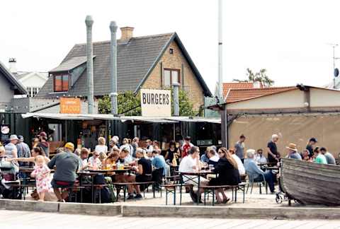 🍔 The Greasy Corner
A lively summer spot with street food and occasional live music — just a short walk away. Close enough to enjoy the atmosphere, yet far enough to return to calm, quiet evenings at the estate.