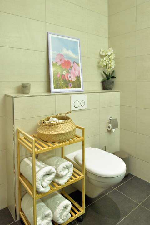 🛁 Family Bathroom with Bathtub
Large and bright bathroom featuring a full-size bathtub—perfect for relaxing after skiing, hiking, or mountain adventures.