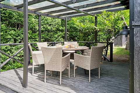 Covered Terrace for Outdoor Living
Enjoy long summer dinners, your morning coffee, or a glass of wine on the beautiful covered terrace, surrounded by peaceful greenery and fresh sea air.