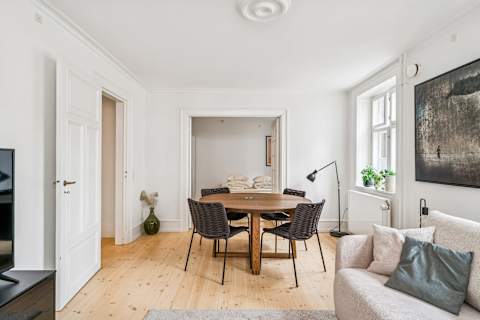 Relax and eat in a bright and cozy living space after a day in the city — your calm retreat in the heart of Copenhagen.