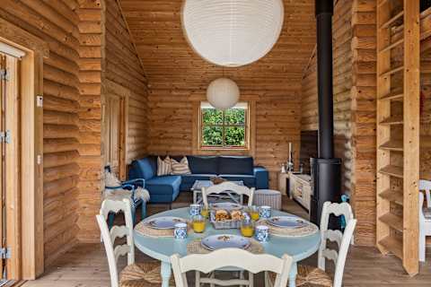 Dining Together
A bright and welcoming dining space where family and friends can gather for memorable meals.