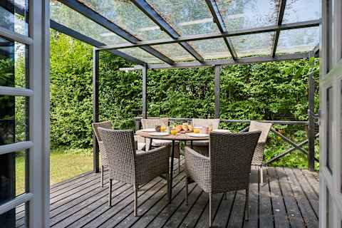 Covered Terrace for Outdoor Living
Enjoy long summer dinners, your morning coffee, or a glass of wine on the beautiful covered terrace, surrounded by peaceful greenery and fresh sea air.