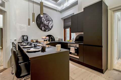 Newly renovated, fully equipped kitchen designed in a modern high-end style. Generous workspace and a sleek bar area with stylish bar stools create the perfect setting for morning coffee or evening drinks.