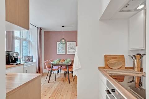 Bright and functional kitchen with everything you need for cooking at home. Clean design, modern appliances and plenty of space to prepare meals and enjoy a relaxed stay.