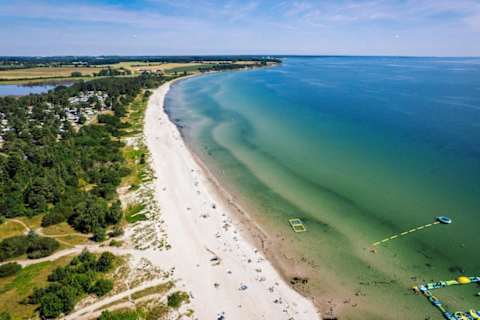 🏖️ Feddet Beach Resort
Just minutes away, enjoy sandy beaches, playgrounds, mini golf, water activities, and fun for the whole family.