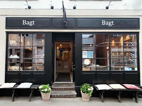 🥐 Bagt – Hornbæk
A charming bakery on Hornbæk’s main street, filled with the scent of freshly baked Danish pastries and warm bread — a local tip from us: ask for the “Moffe” bread.