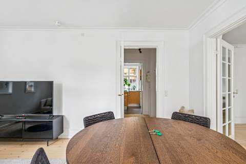 Relax in a bright and cozy living space after a day in the city — your calm retreat in the heart of Copenhagen.