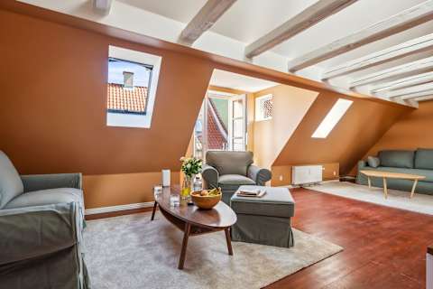 Bright and Cozy Living Room With Balcony Acces + XXL Flat screen