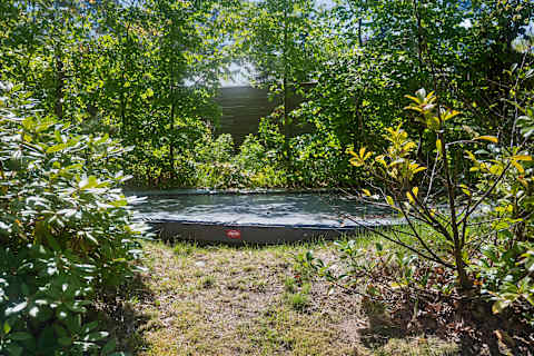 The garden also features a trampoline, making it the perfect summer getaway for families with children to play and enjoy the outdoors 🌿✨