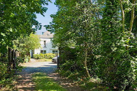 Driveway
Private parking with plenty of space ensures a seamless arrival for family and friends.