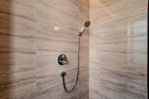 “High-end bathroom with elegant design, premium finishes, and a fresh, modern feel.