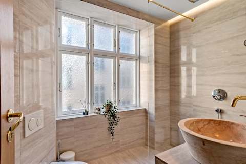 “High-end bathroom with elegant design, premium finishes, and a fresh, modern feel.