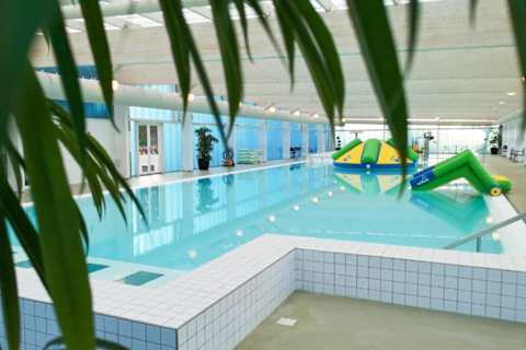 🏊 Indoor Pool at Feddet
Rainy day? Enjoy the indoor pool at Feddet Beach Resort – fun for the whole family, whatever the weather.