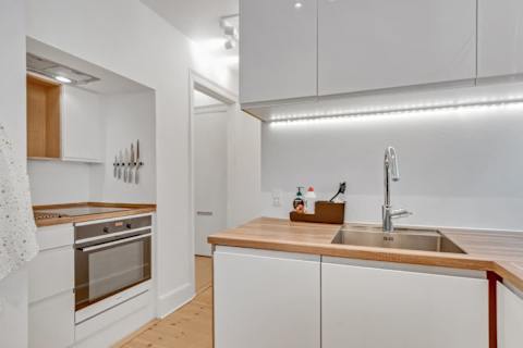 Bright and functional kitchen with everything you need for cooking at home. Clean design, modern appliances and plenty of space to prepare meals and enjoy a relaxed stay.