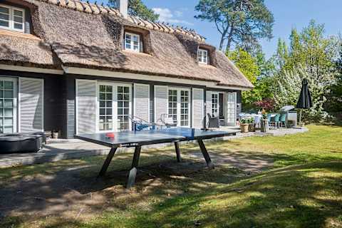Enjoy sunny afternoons with table tennis in the garden while surrounded by the peaceful atmosphere of this beautiful Danish summer house 🌿☀️