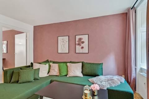 Living room / sofa bed
Comfortable living room with a sofa that easily converts into a queen-size bed. The room can be closed off, creating a private sleeping area that feels like a separate bedroom — ideal for extra guests or families.
