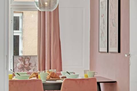 Cozy dining space perfect for shared meals, morning coffee or a relaxed evening with friends and family. A warm and welcoming setting for gathering together.