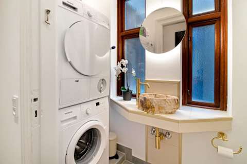 Additional High End guest toilet featuring a washer and dryer — practical and convenient, especially for longer stays and families.