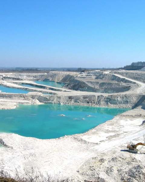 ⛏️ A Unique Day Trip 
Just 15 minutes away, Faxe Limestone Quarry offers stunning landscapes, fascinating fossils, and a one-of-a-kind experience for the whole family.