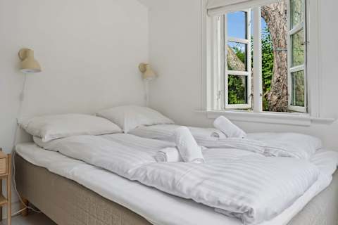 Cozy Double Bedroom
Wake up surrounded by nature in this bright and welcoming bedroom with a comfortable double bed and peaceful garden views.
