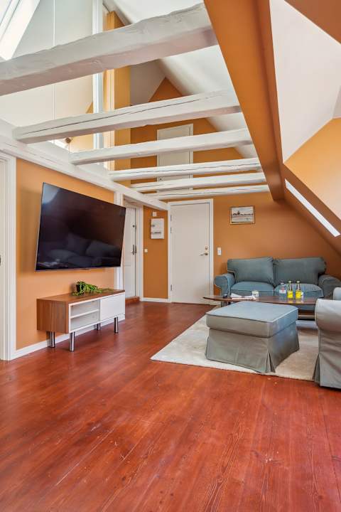 Bright and Cozy Living Room With Balcony Acces + XXL Flat screen