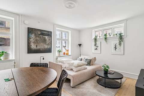 Relax, eat, sleep in a bright and cozy living space after a day in the city — your calm retreat in the heart of Copenhagen.