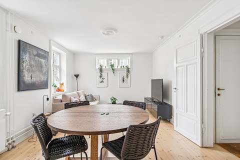 Relax and eat in a bright and cozy living space after a day in the city — your calm retreat in the heart of Copenhagen.