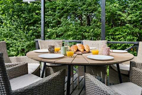 Covered Terrace for Outdoor Living
Enjoy long summer dinners, your morning coffee, or a glass of wine on the beautiful covered terrace, surrounded by peaceful greenery and fresh sea air.