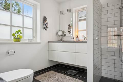 A private bathroom with walk-in shower, directly connected to the master bedroom — a calm and intimate space designed for slow mornings and quiet evenings.